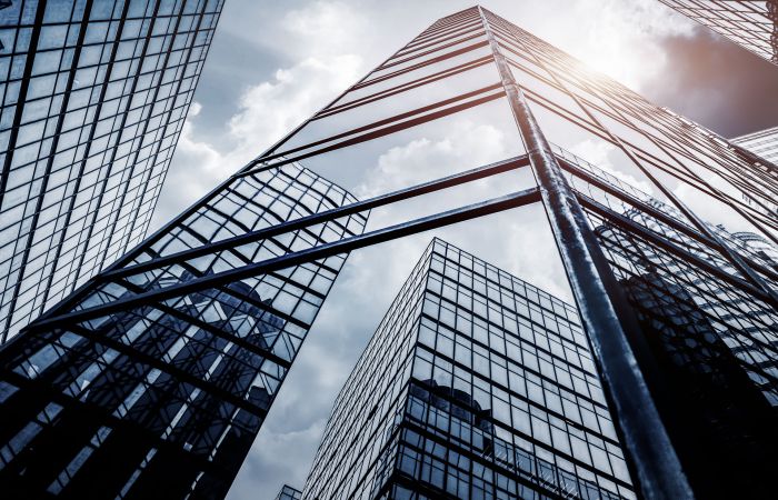 Spiegelnde Glasfassade eines modernen Bürogebäudes