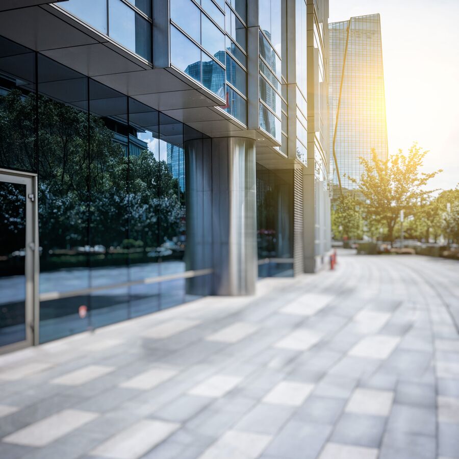 spiegelnde Glasfassade eines modernen Bürogebäudes