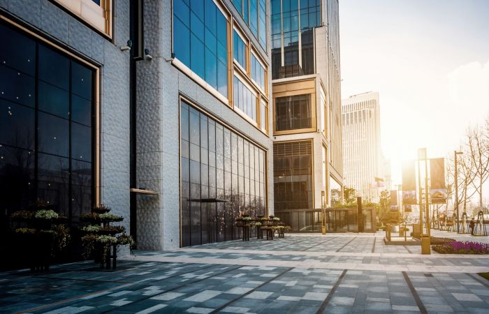 Abendstimmung außerhalb eines modernen Bürogebäudes