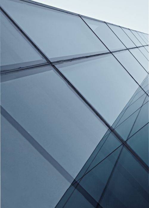 Ausschnitt der Glasfassade eines modernen Bürogebäudes