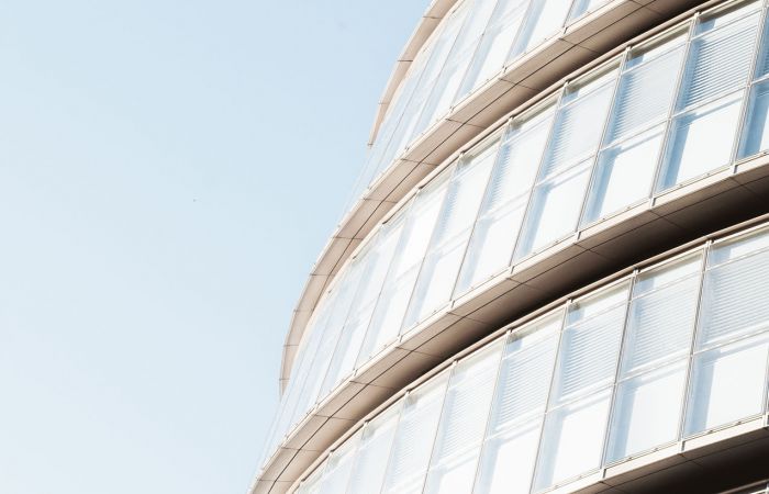 Fassadenausschnitt eines geschwungenen Bürogebäudes