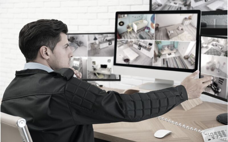 Sicherheitsmitarbeiter bei der Überprüfung der Überwachungsmonitore