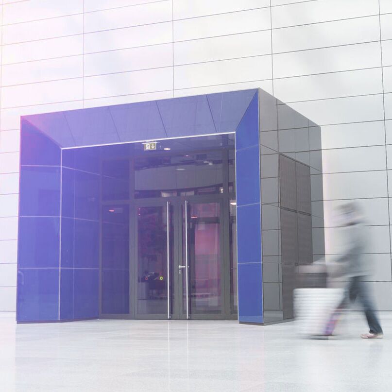 Eingangsbereich eines modernen Bürogebäudes mit farbigem Umbau