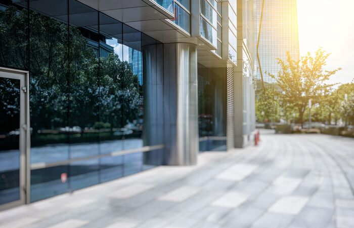 spiegelnde Glasfassade eines modernen Bürogebäudes