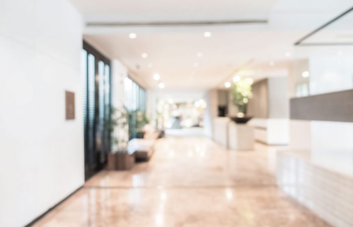 unscharfes Foto eines hellen Empfangsbereichs