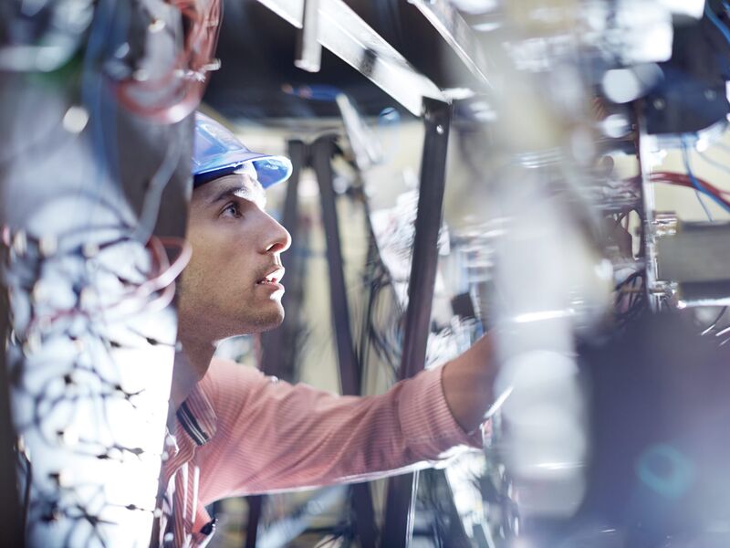 Techniker beim Einbau einer Alarmanlage