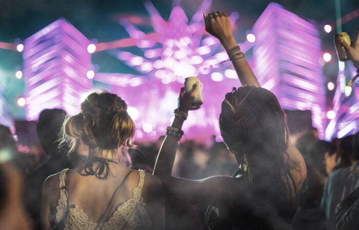 Feiernde Frauen auf einem Event mit heller Beleuchtung