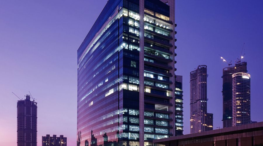 Abendstimmung mit beleuchteten Bürogebäuden