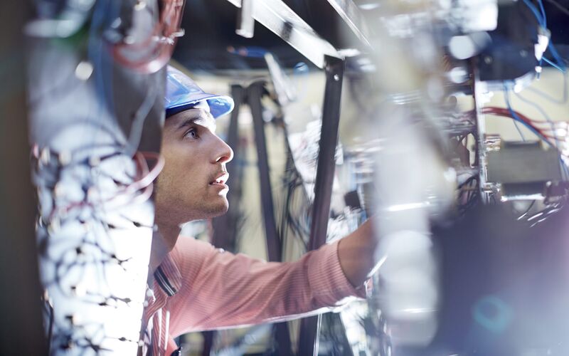 Techniker beim Einbau einer Alarmanlage