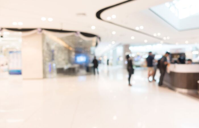 helle Empfangshalle, in der Menschen am Empfang warten