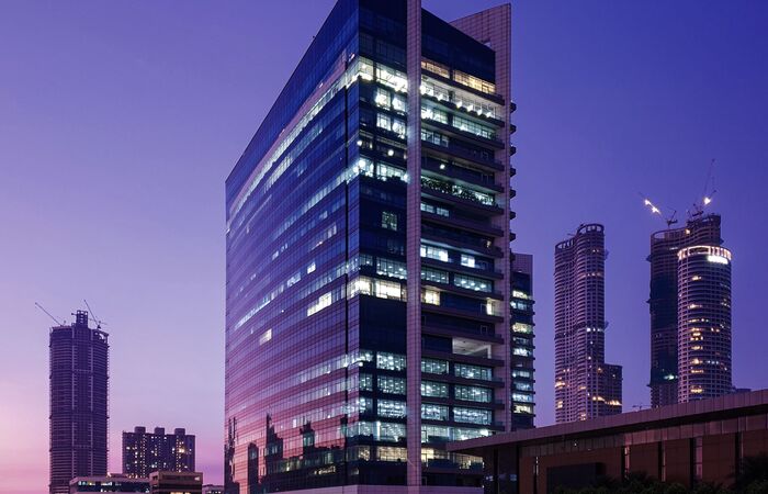 Abendstimmung mit beleuchteten Bürogebäuden