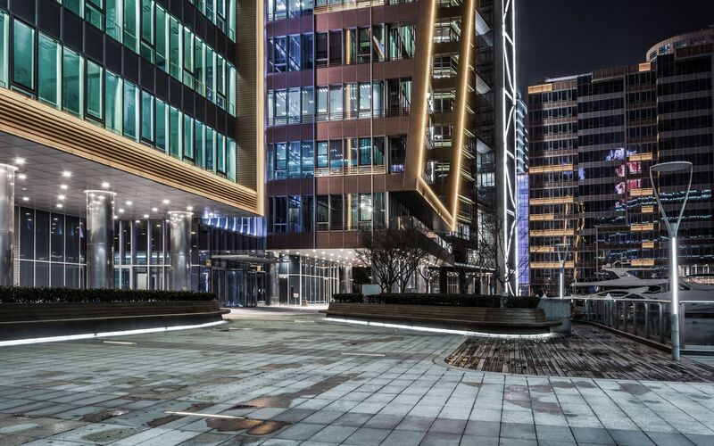 moderne Bürogebäude bei Nacht mit spannender, farbiger Beleuchtung