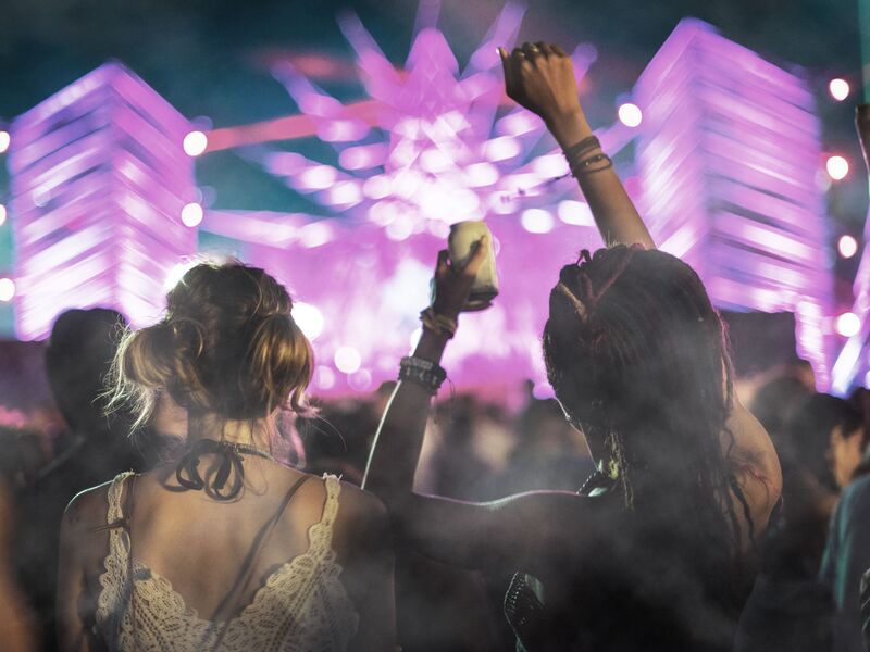 Feiernde Frauen auf einem Event mit heller Beleuchtung