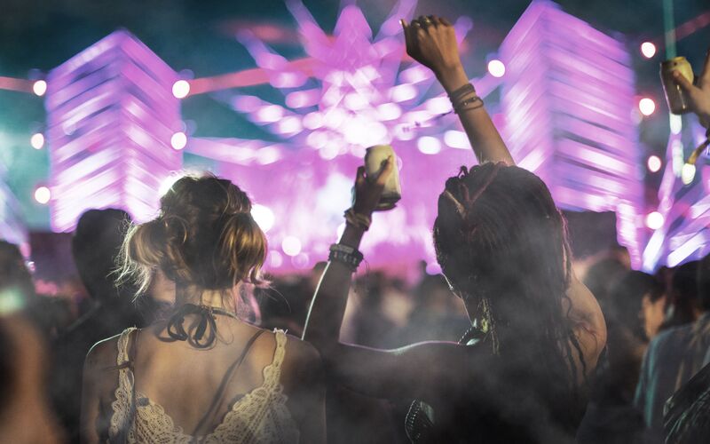 Feiernde Frauen auf einem Event mit heller Beleuchtung