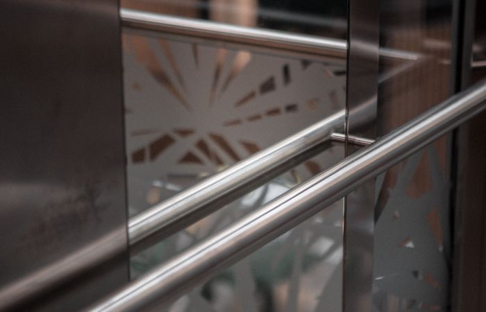 Detailansicht aus dem inneren eines verglasten Aufzugs