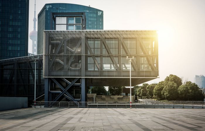 modernes Bürogebäude in interessanter Architektur mit verkleideter Fassade