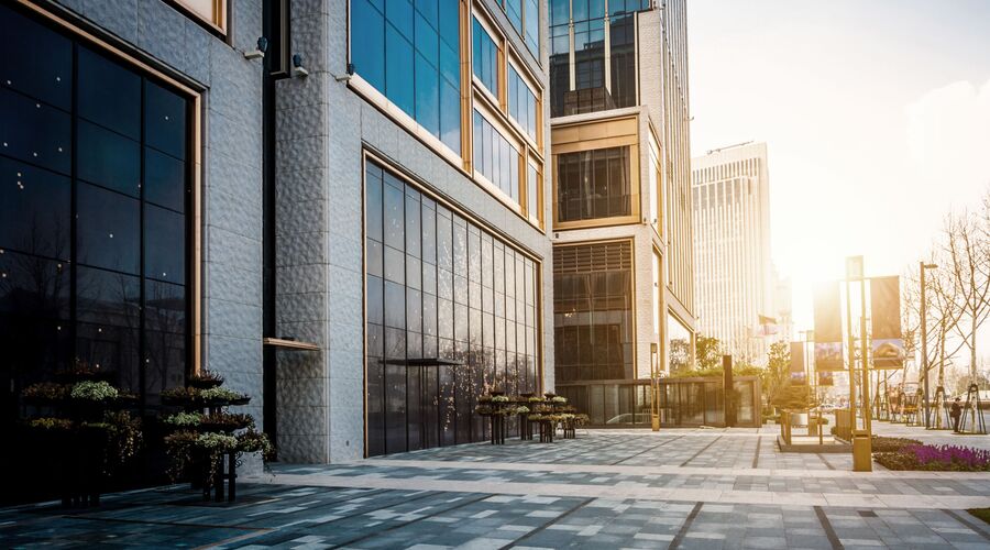 Abendstimmung außerhalb eines modernen Bürogebäudes