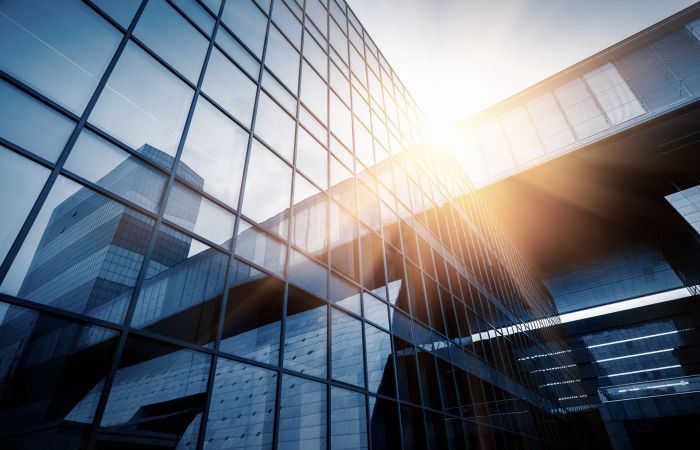 Sonnenreflexion in den Fenstern eines modernen Bürgebäudes