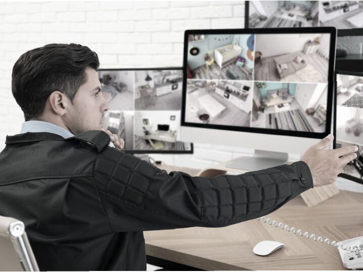 Sicherheitsmitarbeiter bei der Überprüfung der Überwachungsmonitore