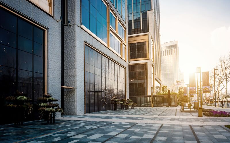 Abendstimmung außerhalb eines modernen Bürogebäudes