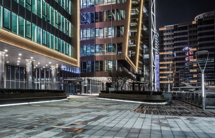 moderne Bürogebäude bei Nacht mit spannender, farbiger Beleuchtung