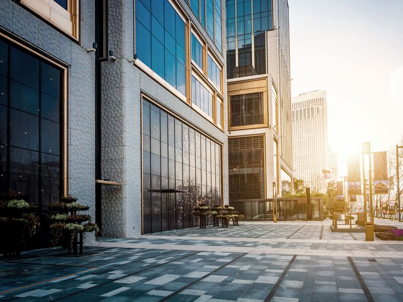 Abendstimmung außerhalb eines modernen Bürogebäudes