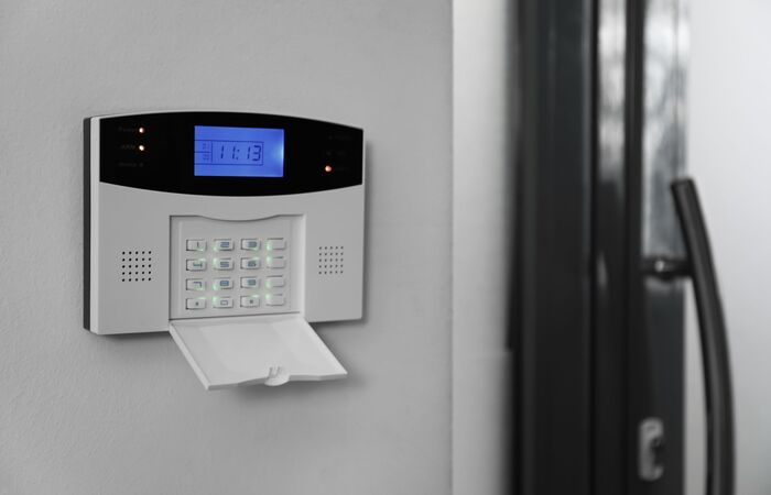 Nahaufnahme einer Alarmanlage mit geöffnetem Zahleneingabefeld