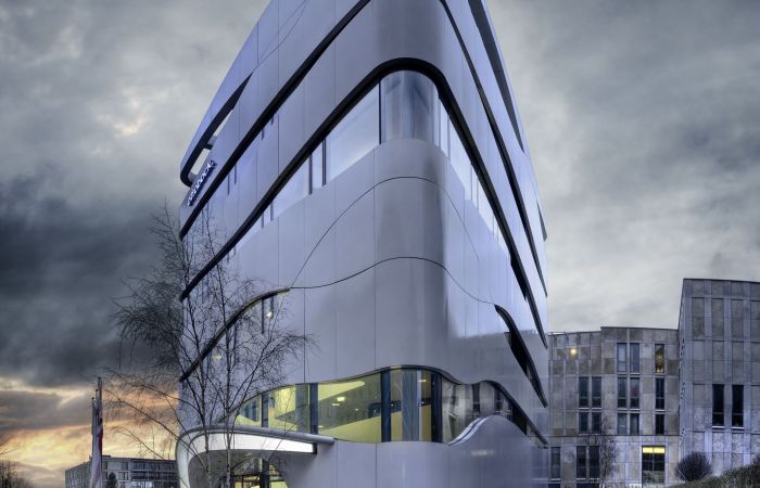 Fassade eines modernen Bürogebäudes mit geschwungener, futuristischer Optik