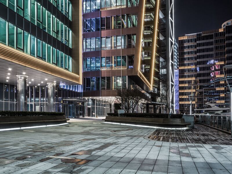 moderne Bürogebäude bei Nacht mit spannender, farbiger Beleuchtung