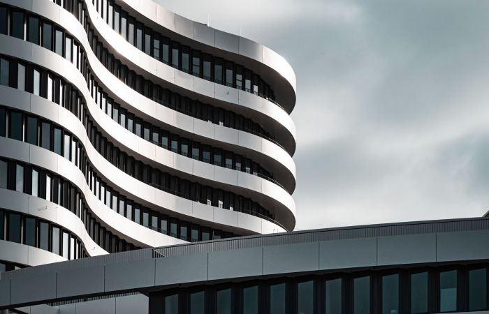 Fassade eines geschwungenen Bürogebäudes mit vielen Fenstern