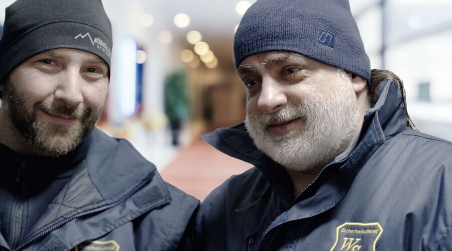 zwei lächelnde Mitarbeiter von WSD bei einem Event mit WSD-Arbeitskleidung