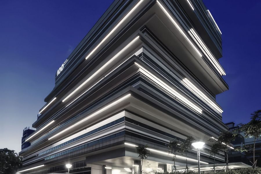 modernes Bürogebäude mit interessanter Beleuchtung an der Außenfassade