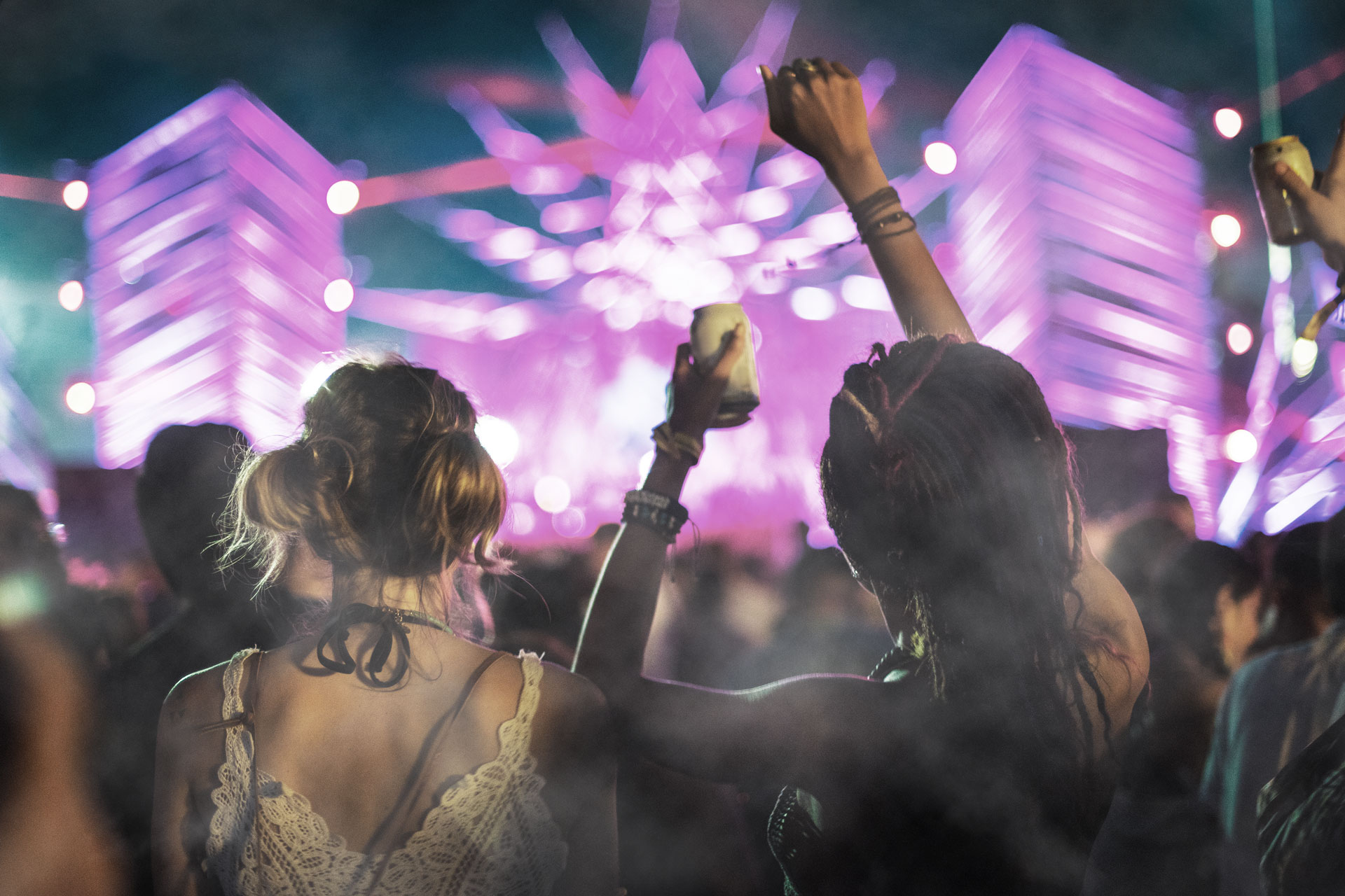 Feiernde Frauen auf einem Event mit heller Beleuchtung